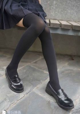 老板用手在秘书内裤里摸